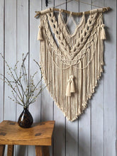 Load image into Gallery viewer, Macrame wall hanging &quot;Wendy&quot;
